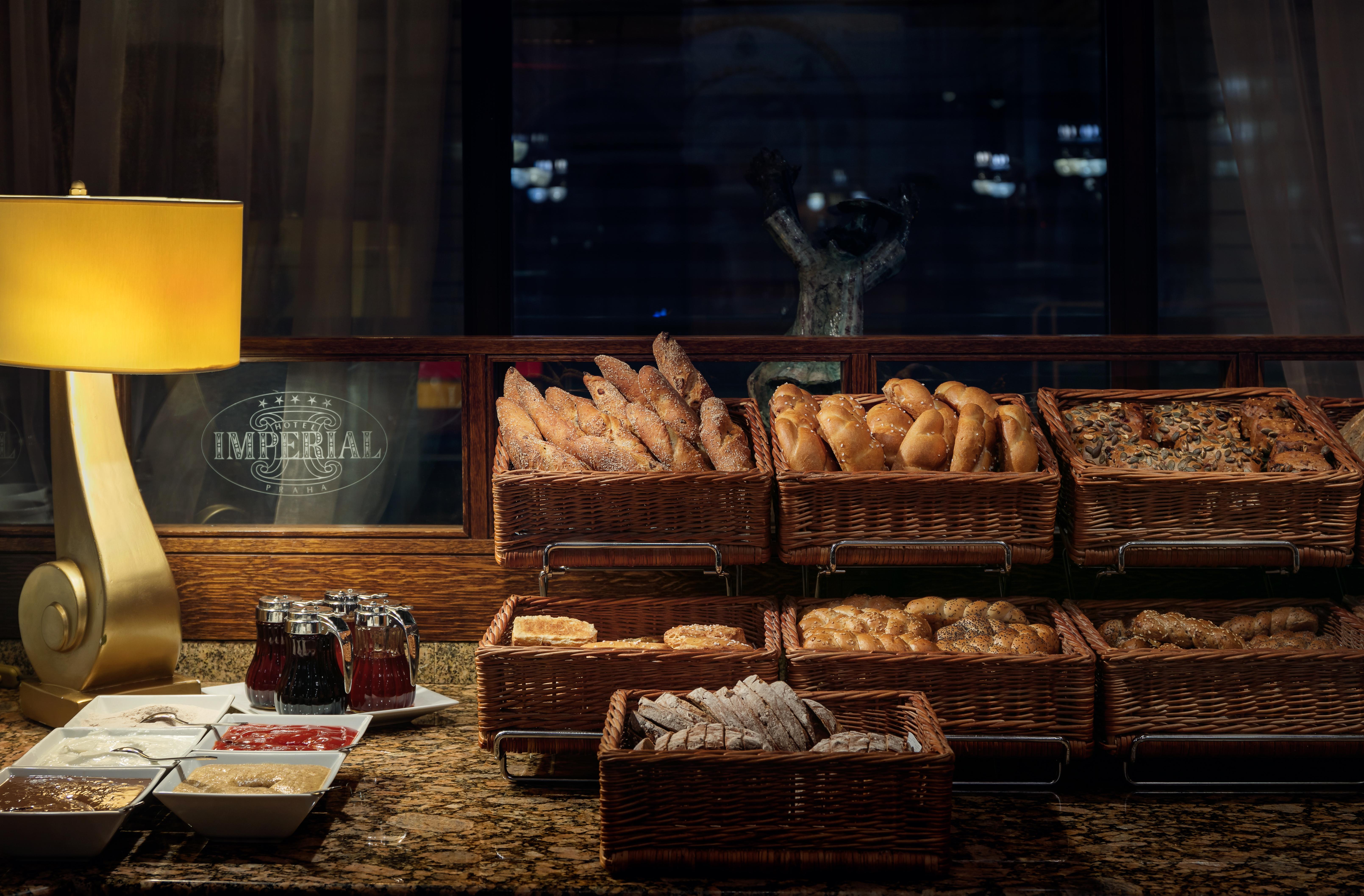 Art Deco Imperial Hotel Prague Nhà hàng bức ảnh Bread at the Imperial Lounge